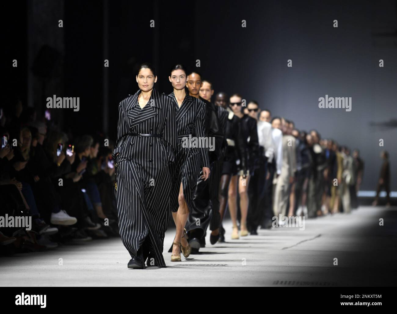 Milan, Italie. 24th févr. 2023. Des modèles présentent des créations de la collection féminine automne/hiver 2023/2024 de Tod lors de la semaine de la mode de Milan, en Italie, le 24 février 2023. Credit: Jin Mamengni/Xinhua/Alamy Live News Banque D'Images