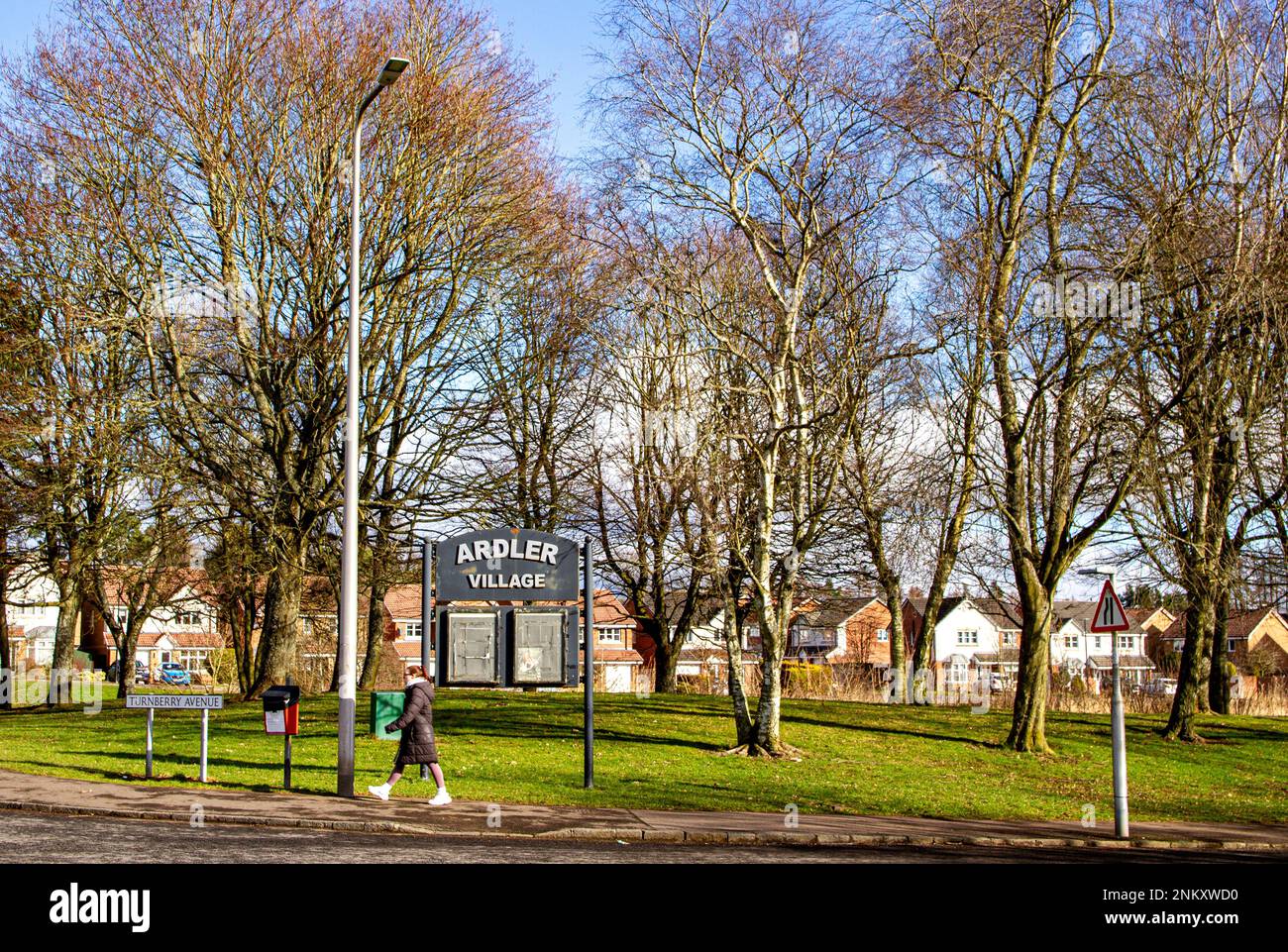 Dundee, Tayside, Écosse, Royaume-Uni. 24th févr. 2023. Météo au Royaume-Uni: Tayside Ecosse connaît le printemps comme le temps, avec des températures planant autour de 10°C. Le beau soleil chaud de février attire quelques habitants, effectuant leur vie quotidienne et faisant du shopping dans leurs magasins locaux. Crédit : Dundee Photographics/Alamy Live News Banque D'Images