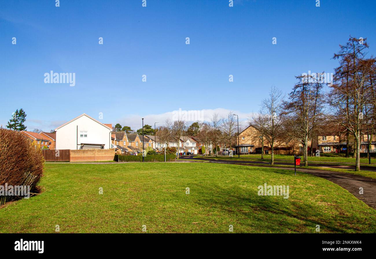 Dundee, Tayside, Écosse, Royaume-Uni. 24th févr. 2023. Météo au Royaume-Uni: Tayside Ecosse connaît le printemps comme le temps, avec des températures planant autour de 10°C. Le beau soleil chaud de février attire quelques habitants, effectuant leur vie quotidienne et faisant du shopping dans leurs magasins locaux. Crédit : Dundee Photographics/Alamy Live News Banque D'Images