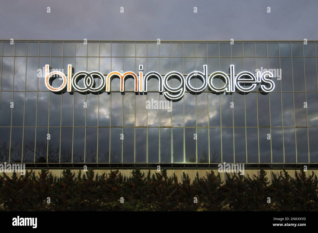 White Plains, NY - 6 novembre 2022 : panneau avant lumineux et fenêtres au grand magasin Bloomingdale de New York Banque D'Images