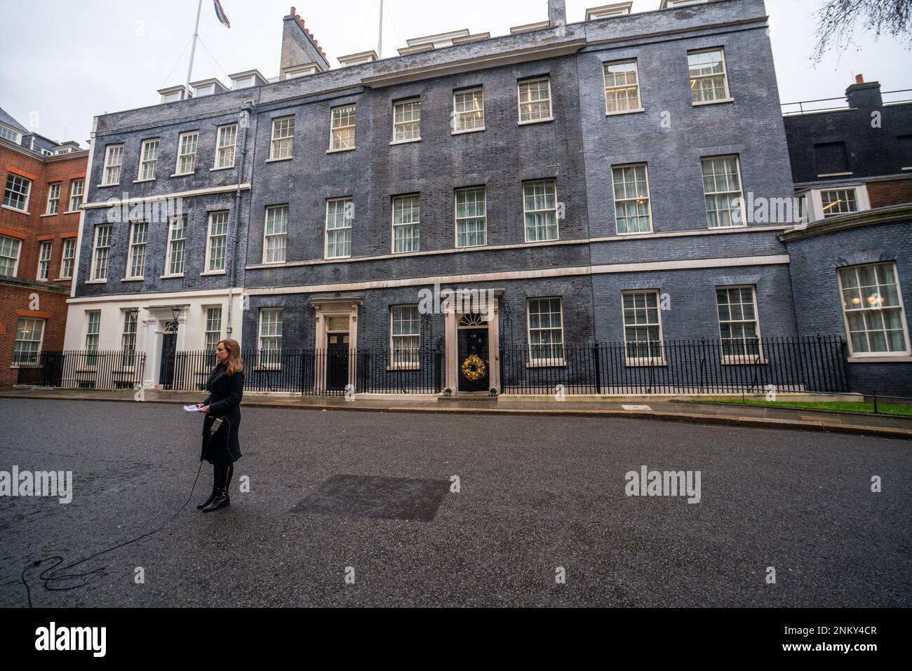 Londres, Royaume-Uni. 24 février 2023. Une couronne décorée de tournesols la fleur nationale de l'Ukraine est suspendue à la porte du 10 Downing Street, Londres. Le Premier ministre Rishi Sunak, son épouse Akshata Murty, l'ambassadeur d'Ukraine au Royaume-Uni, Vadym Prystaiko, son épouse Inna Prystaiko et les membres des forces armées ukrainiennes ont tenu un silence d'une minute pour marquer l'anniversaire de l'invasion pleine et entière de l'Ukraine par les forces russes Credit: amer ghazzal/Alamy Live News Banque D'Images