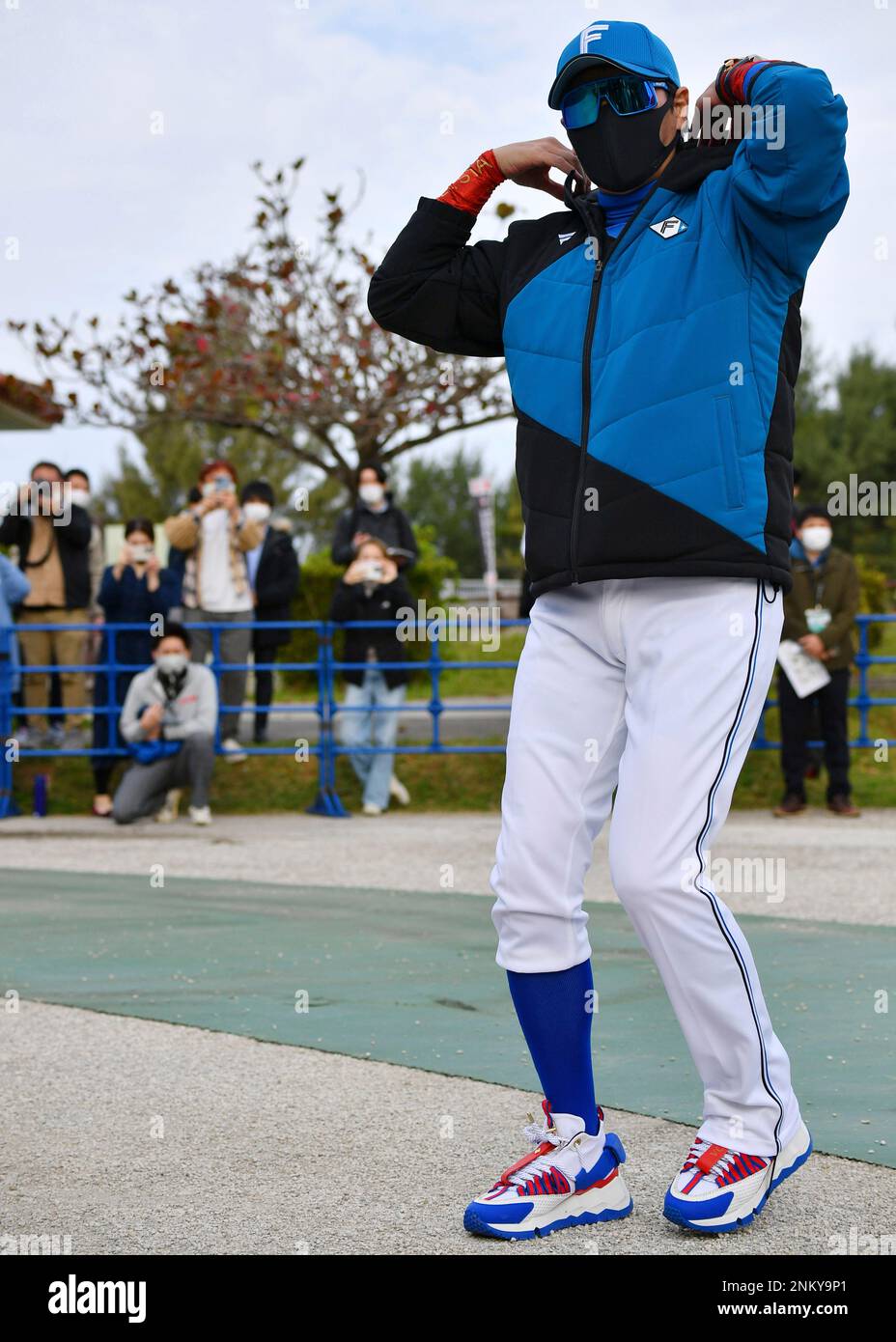 Nippon-Ham Fighters manager Tsuyoshi Shinjo arrives at Kunigami Baseball Stadium in Kunigami Village, Okinawa Prefecture on February 1, 2022, the first day of the training camp. Former major League Baseball (MBL) player for San Francisco Giants Shinjo wear face mask amid continuing worries over omicron variant of the new coronavirus COVID-19. ( The Yomiuri Shimbun via AP Images ) Banque D'Images