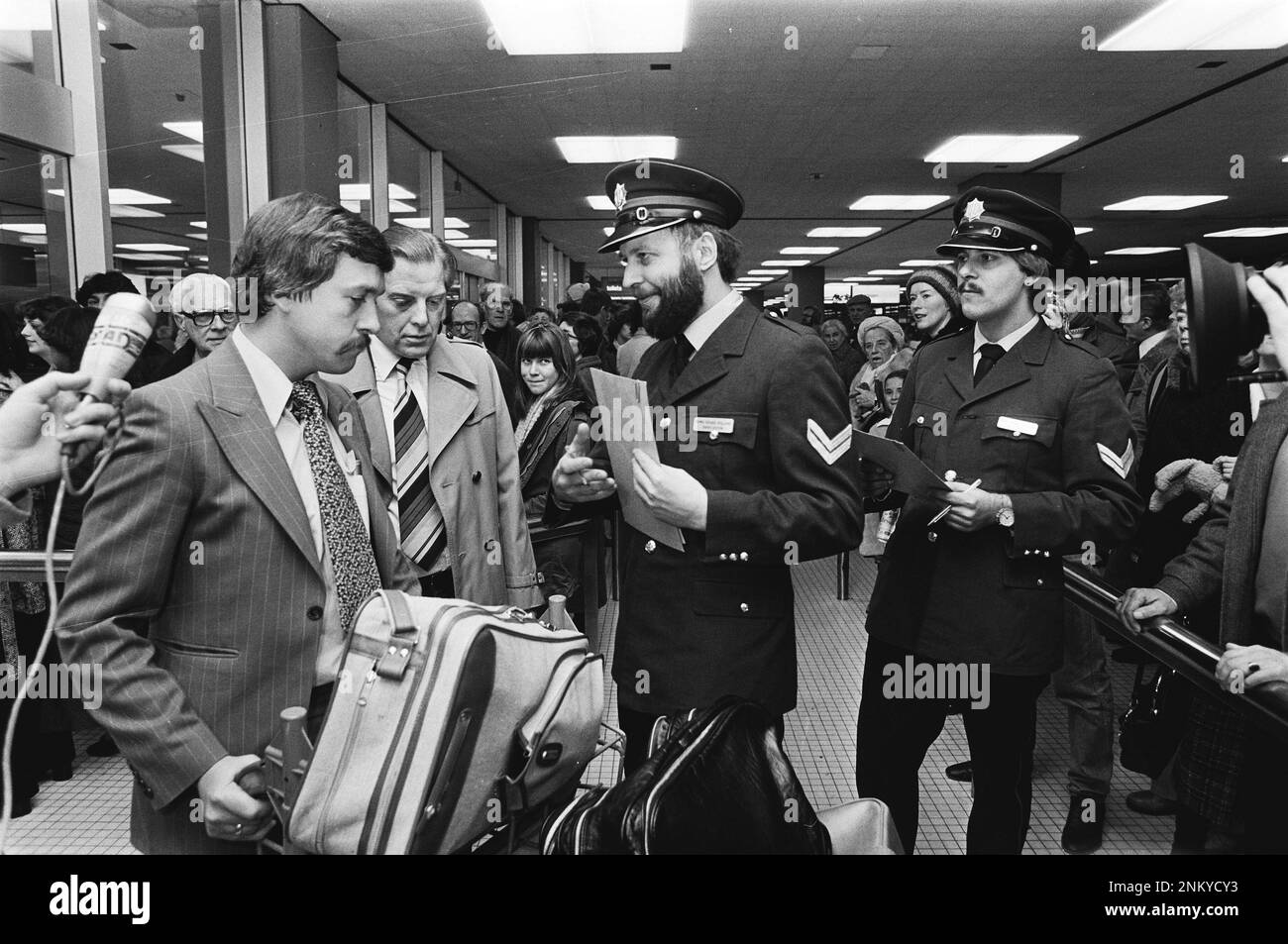 Pays-Bas Histoire: Les homosexuels déguisés en officier de police interrogent les Américains à Schiphol (en raison de la réglementation aux États-Unis) ca. 10 janvier 1980 Banque D'Images
