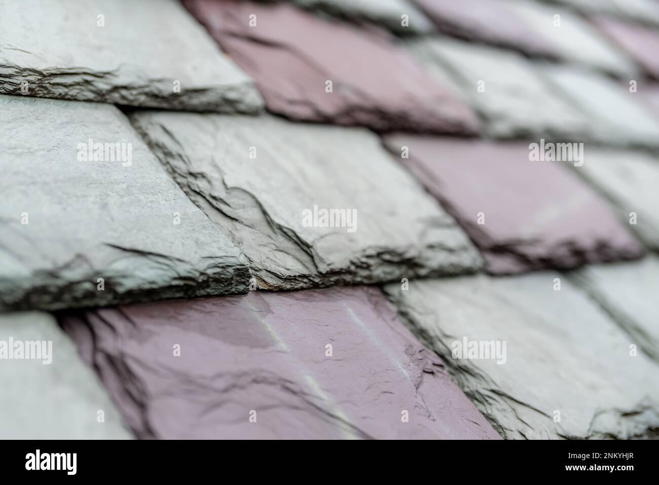 Tuiles de toiture en ardoise sur un bâtiment historique. Matériau de couverture attrayant et durable. Banque D'Images