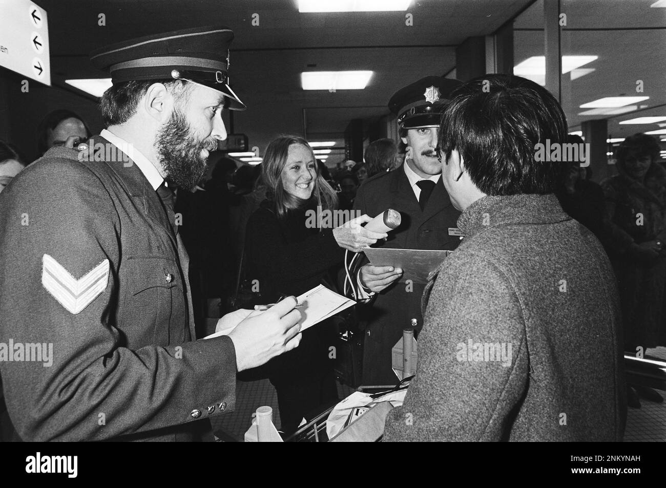Pays-Bas Histoire: Les homosexuels déguisés en officier de police interrogent les Américains à Schiphol (en raison de la réglementation aux États-Unis) ca. 10 janvier 1980 Banque D'Images