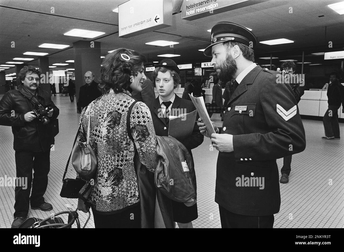 Pays-Bas Histoire: Les homosexuels déguisés en officier de police interrogent les Américains à Schiphol (en raison de la réglementation aux États-Unis) ca. 10 janvier 1980 Banque D'Images