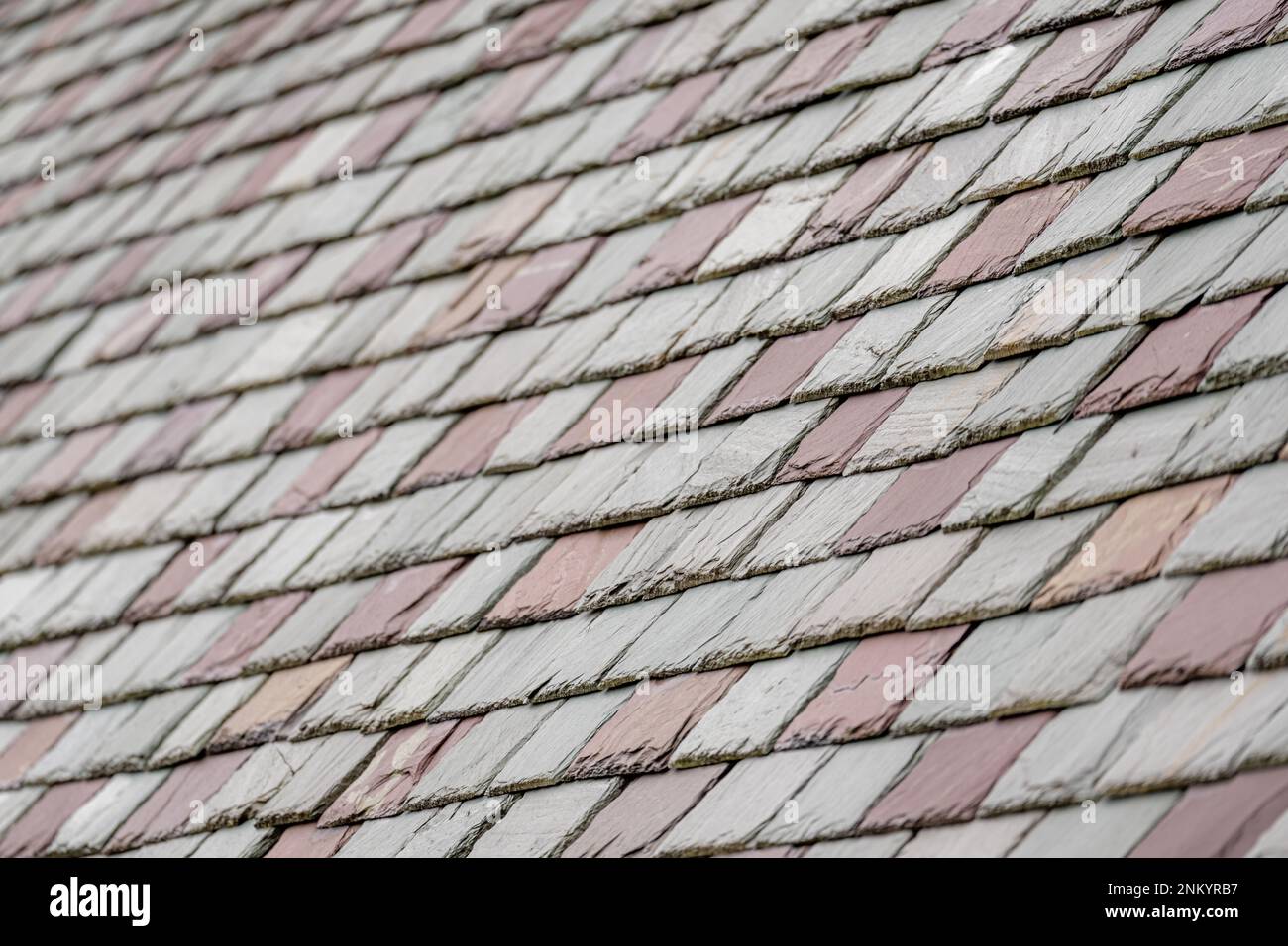 Tuiles de toiture en ardoise sur un bâtiment historique. Matériau de couverture attrayant et durable. Banque D'Images