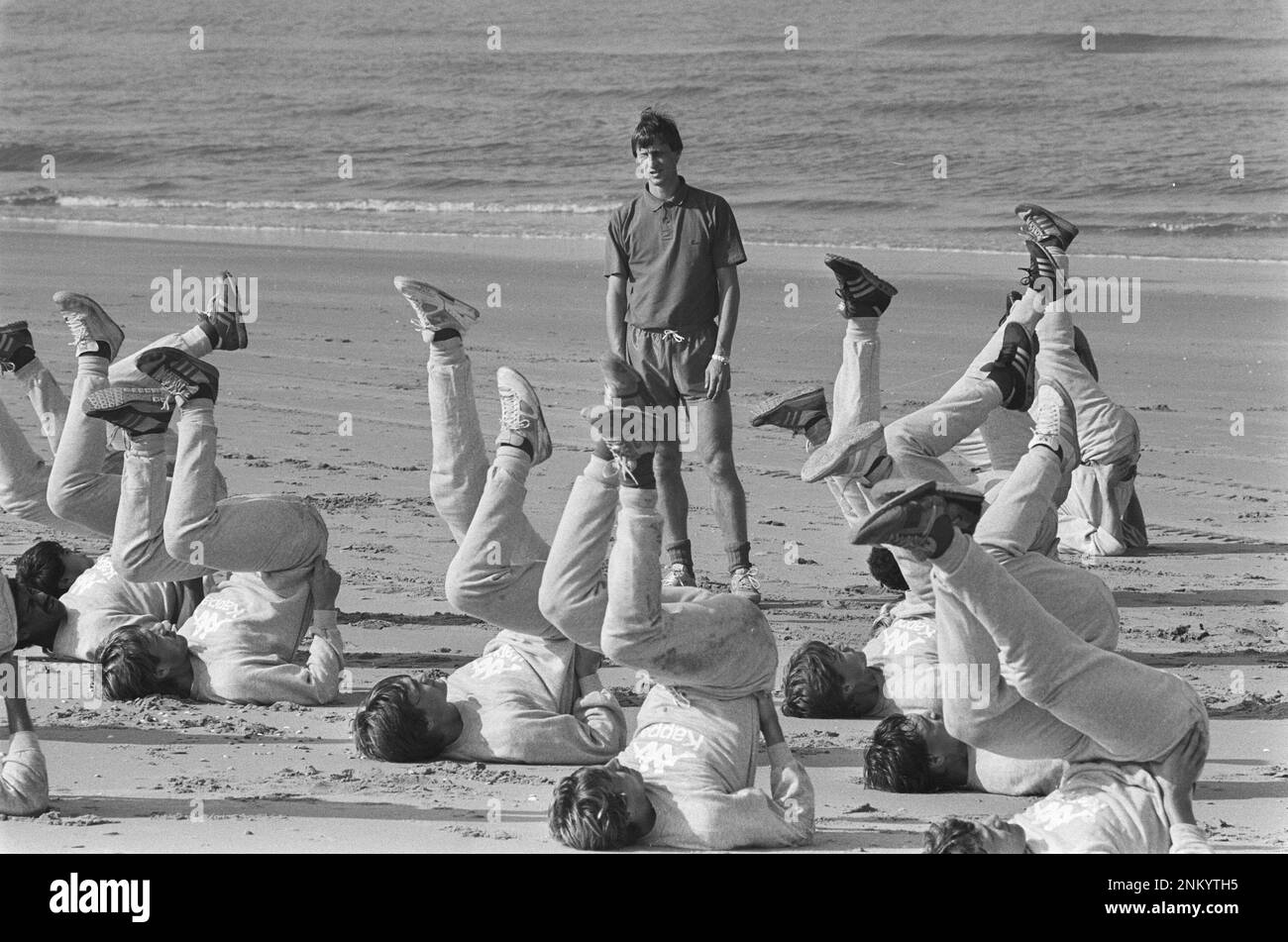 Entraînement Ajax sur la plage de Wassenaar; le directeur technique Johan Cruijff regarde les joueurs d'entraînement ca. 1985 Banque D'Images