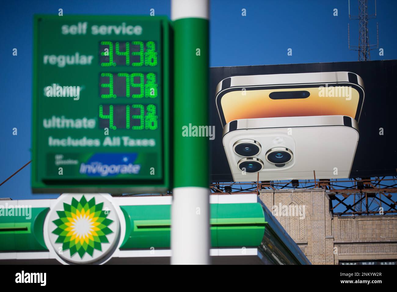 Beijing, États-Unis. 14th févr. 2023. Les prix de l'essence sont affichés dans une station-service du quartier de Brooklyn, New York, aux États-Unis, le 14 février 2023. Credit: Michael Nagle/Xinhua/Alay Live News Banque D'Images