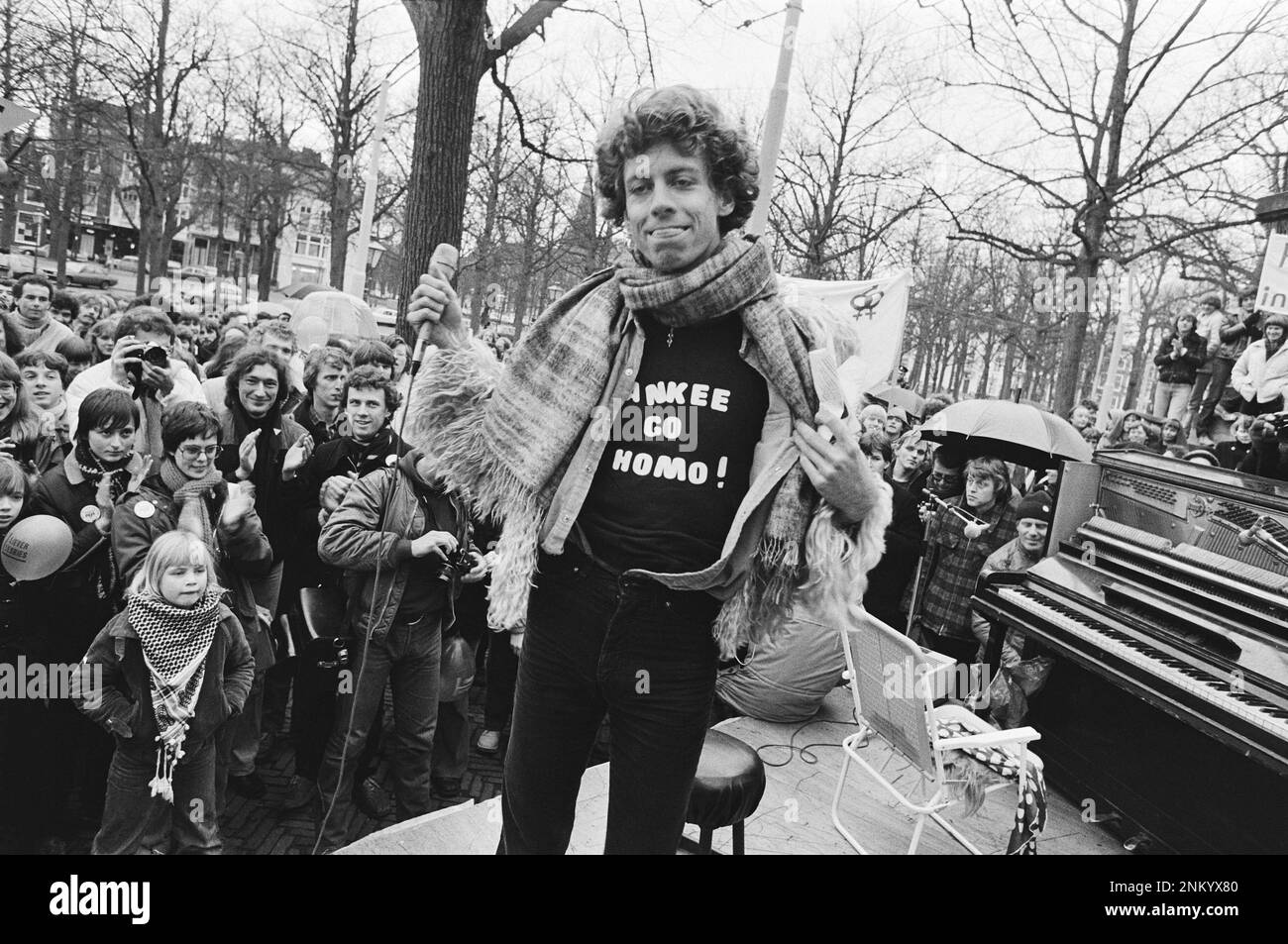 Histoire des pays-Bas: Les homosexuels tiennent une réunion de protestation devant l'ambassade américaine à la Haye contre la loi américaine sur l'immigration, un manifestant portant un « Yankee Go Homo » ca. 26 janvier 1980 Banque D'Images