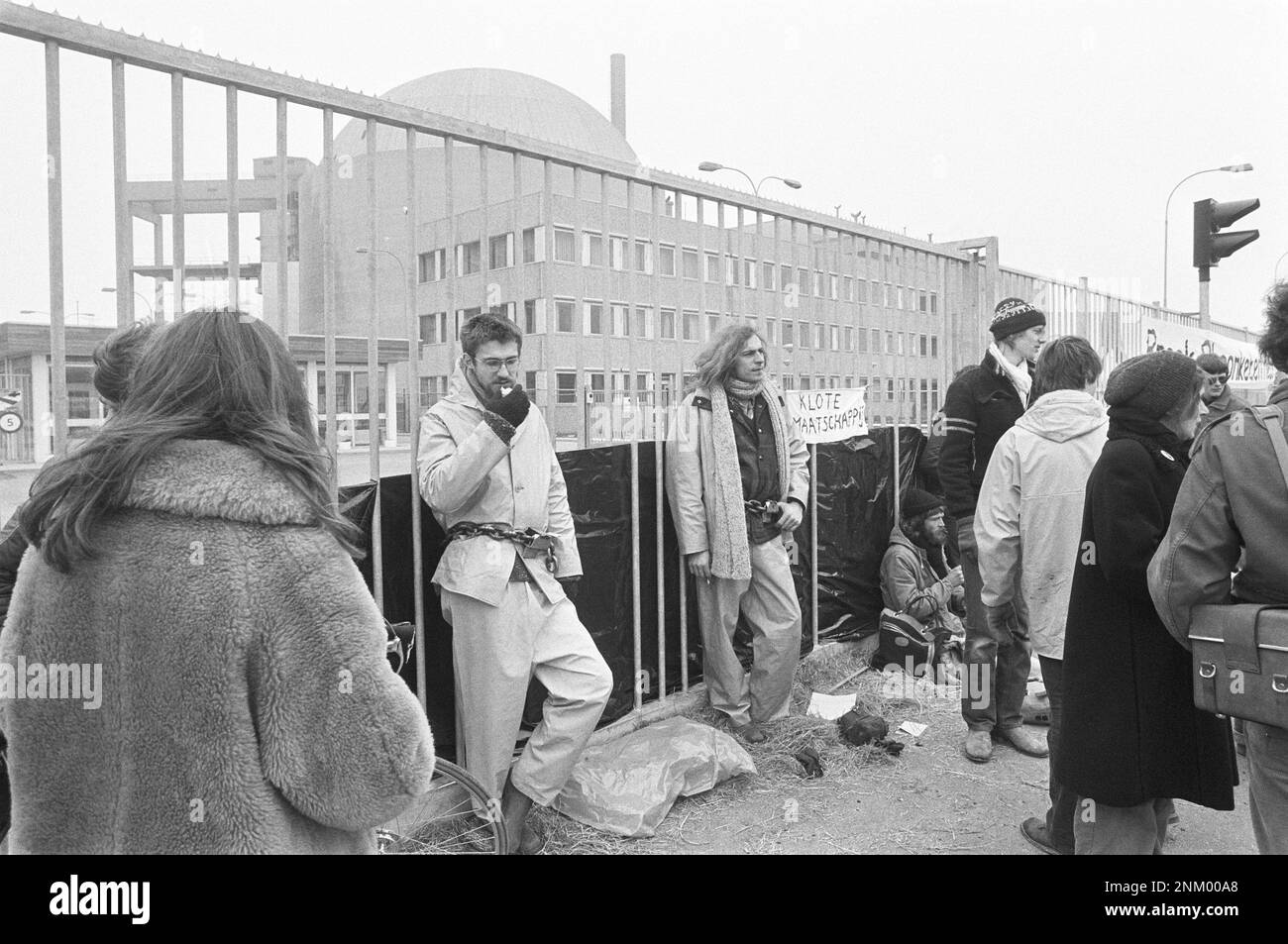 Pays-Bas Histoire: Les groupes d'action anti-nucléaire bloquent l'accès à la centrale nucléaire de Borssele; les militants aux portes ca. Mars 1980 Banque D'Images
