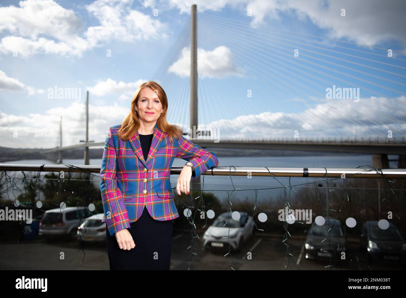 North Queensferry, Écosse, Royaume-Uni. 24 février 2023.PHOTO : Ash Regan sur fond de Queensferry Crossing. Le MSP de Ash Regan lance sa campagne électorale de leadership pour le poste de Premier ministre d'Écosse et de leader du Parti national écossais (SNP). C'est après que la première ministre Nicola Sturgeon a annoncé plus tôt la semaine dernière qu'elle est en retrait. Le MSP de Ash Regan (anciennement Ash Denham, qui était ministre de la sécurité communautaire) se joint à la course électorale contre le MSP de Kate Forbes et le MSP de Humza Yousaf. Crédit : Colin D Fisher/CDFIMAGES.COM Banque D'Images