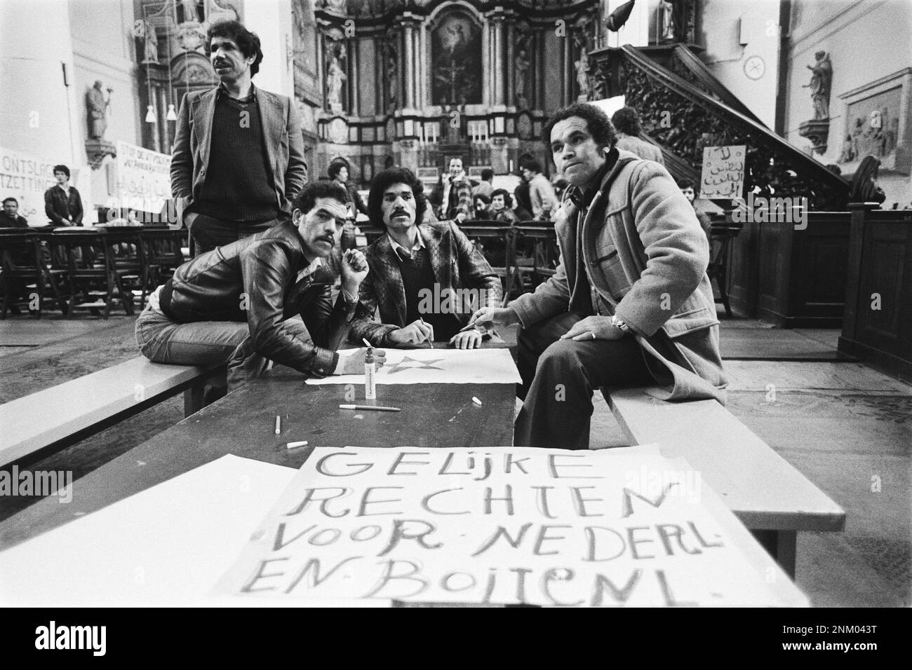 Pays-Bas Histoire: Mozes et Aaron Eglise occupée par des travailleurs étrangers invités résidant illégalement aux pays-Bas; pendant une partie d'échecs ca. 26 février 1980 Banque D'Images