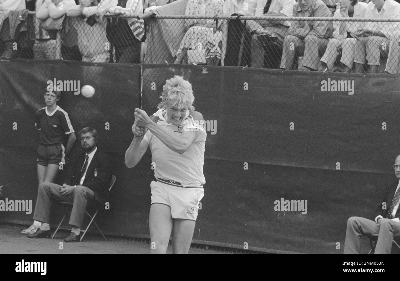 Tennis international au Melkhuisje à Hilversum, fin hommes célibataires, Carlsson contre Osterthun; Carlson en action ca. 1985 Banque D'Images