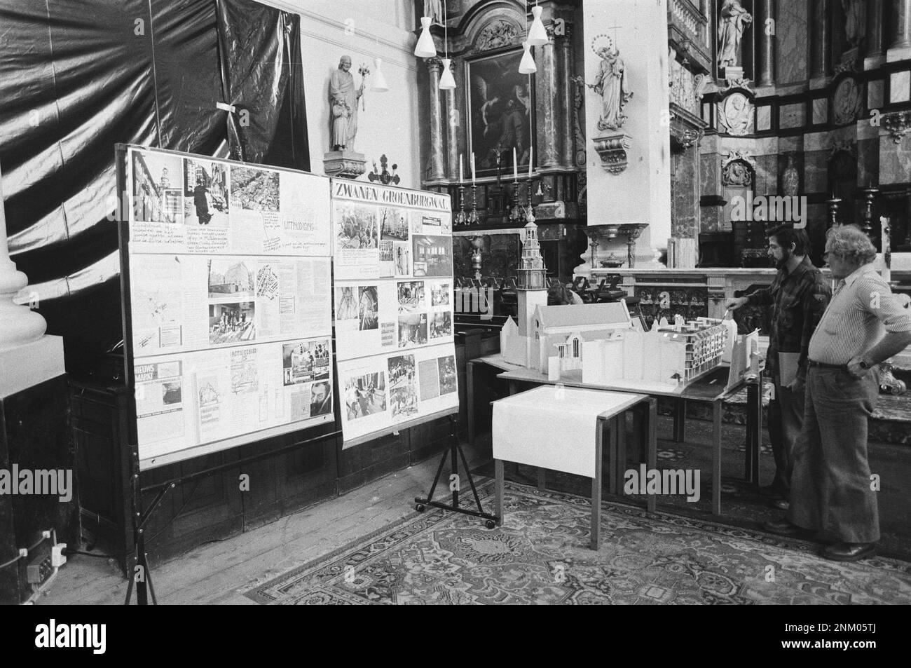 Pays-Bas Histoire: Exposition à Mozes en Aaron Eglise en face de la mairie / théâtre musical sur Waterlooplein; modèle de la mairie ca. 30 janvier 1980 Banque D'Images