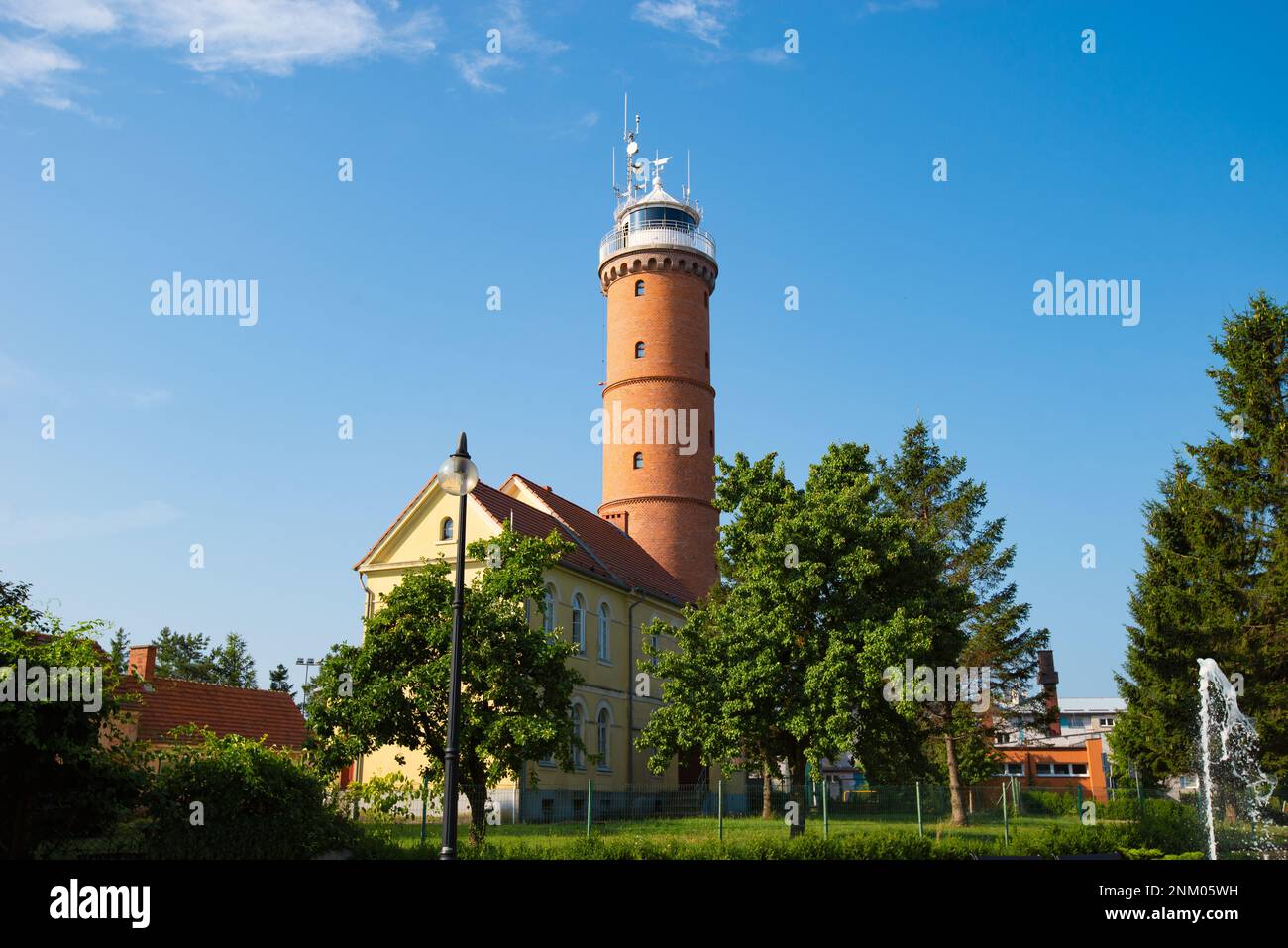 Phare de la mer Baltique à Jaroslawiec, petit village côtier de Pologne Banque D'Images