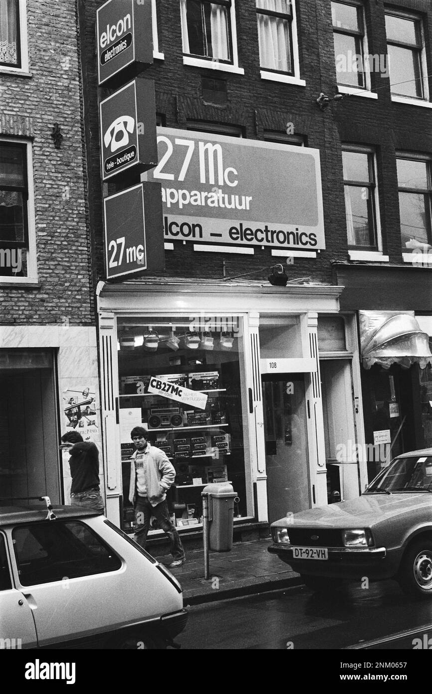 Pays-Bas Histoire: Magasin d'électronique pour 27 récepteurs de transmission MC dans une grande ville hollandaise ca. 8 février 1980 Banque D'Images