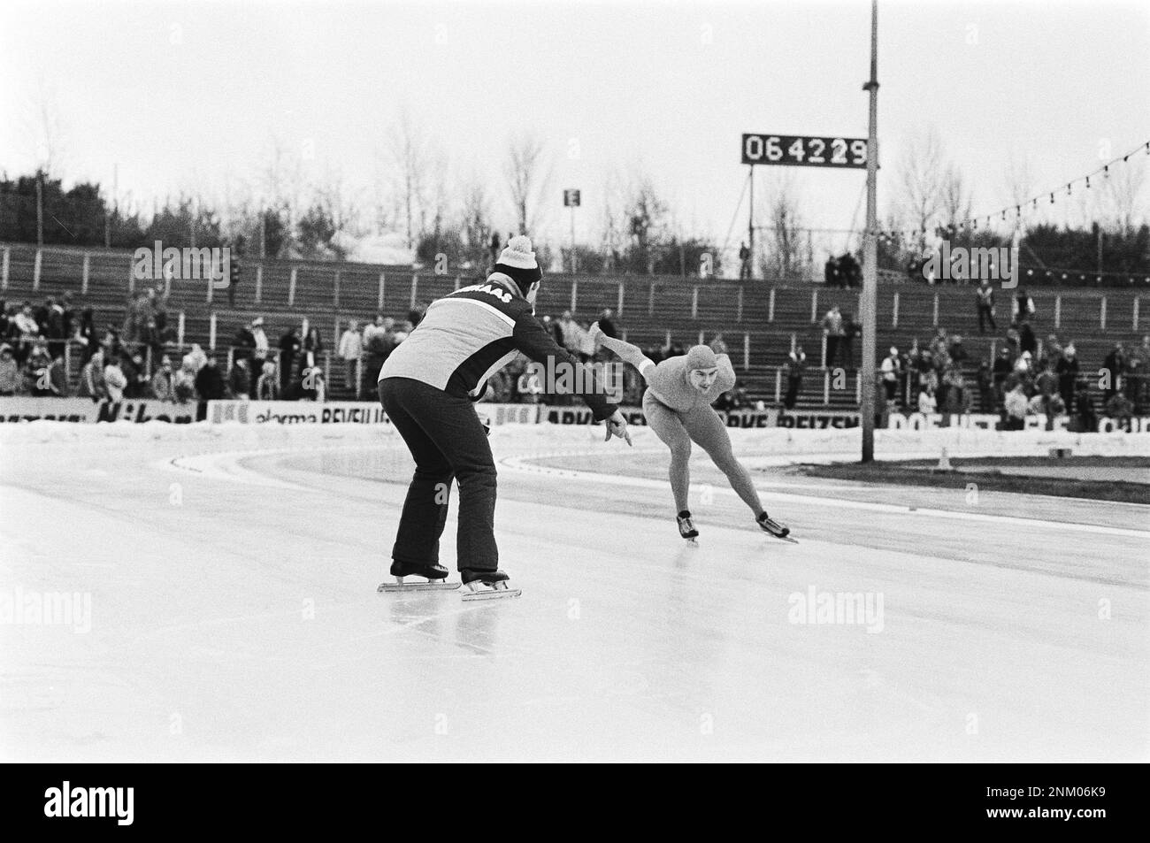 Pays-Bas Histoire : ​​Skating Championnat hollandais de vitesse à la Haye. L'entraîneur Egbert van 't Oever donne des instructions à Hilbert van der Duim ca. 6 janvier 1980 Banque D'Images