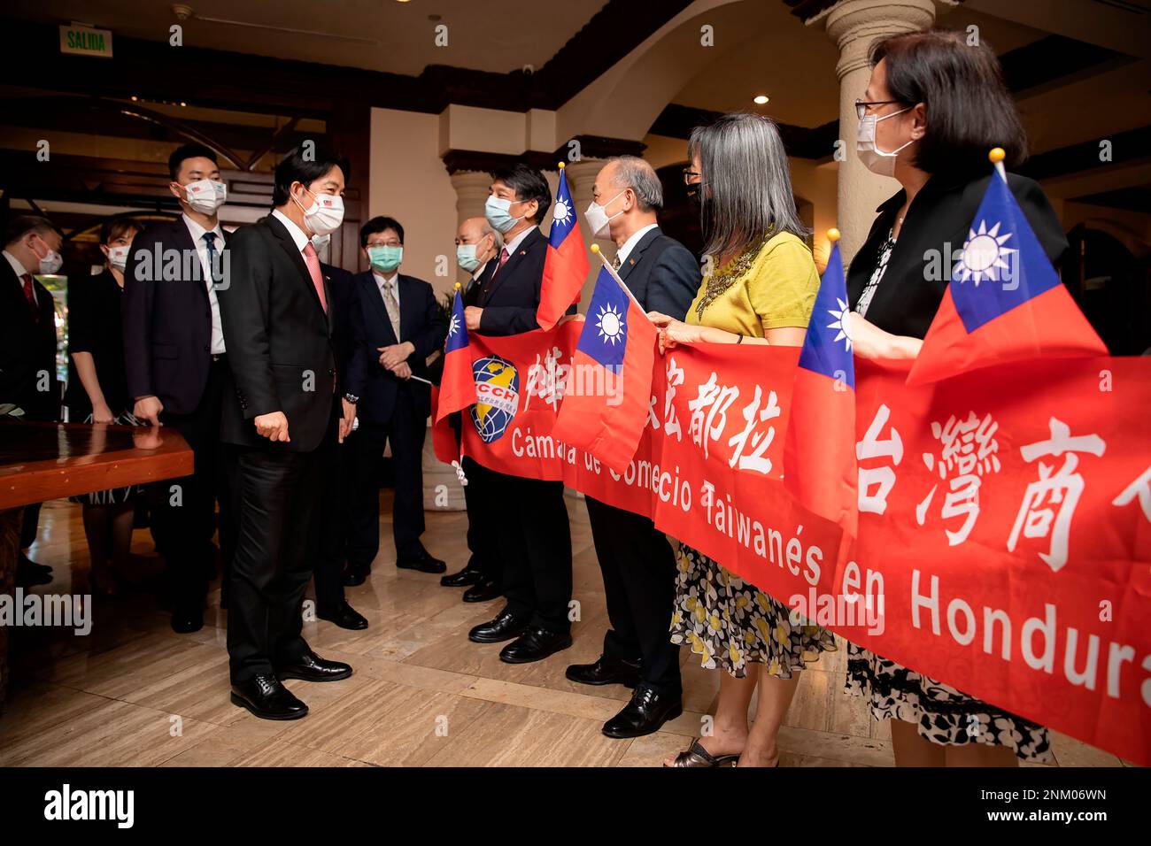 In this photo released by the Taiwan Presidential Office, Taiwan Vice President Lai Ching-te, second from left, is greeted by supporters in Honduras, Wednesday, Jan. 26, 2022. Lai is leading a Taiwanese delegation on behalf of President Tsai Ing-wen to Honduras to take part in the inauguration ceremony of President-elect Xiomara Castro from Jan. 27-28. (Taiwan Presidential Office via AP) Banque D'Images