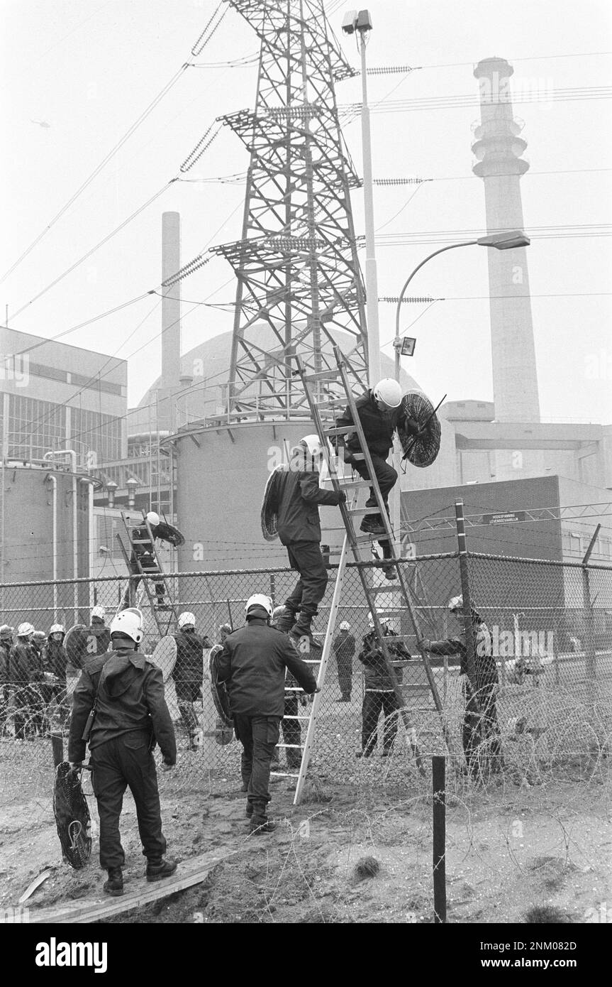 Pays-Bas Histoire: Les groupes d'action contre l'énergie nucléaire bloquent l'accès à la centrale nucléaire de Borssele; l'unité mobile monte au-dessus de l'échange clos ca. Mars 1980 Banque D'Images