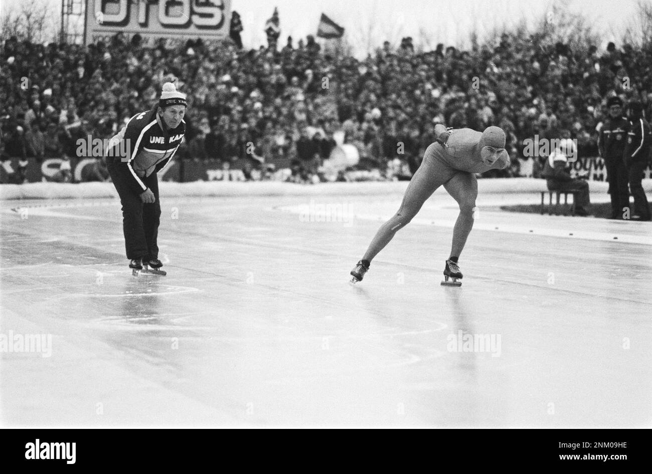 Pays-Bas Histoire: Hommes Allround Speed ​​Skating Championnats du monde à Heerenveen. L'entraîneur Egbert van 't Oever donne des instructions à Hilbert van der Duim pendant son trajet sur les 10 000 mètres ca. 2 mars 1980 Banque D'Images