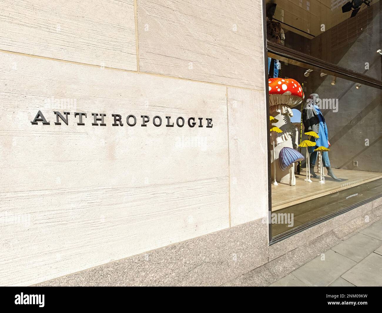 New York, NY - 26 août 2021: Magasin de vente de vêtements d'anthropologie avec enseigne de marque et fenêtre dans Midtown Manhattan Banque D'Images
