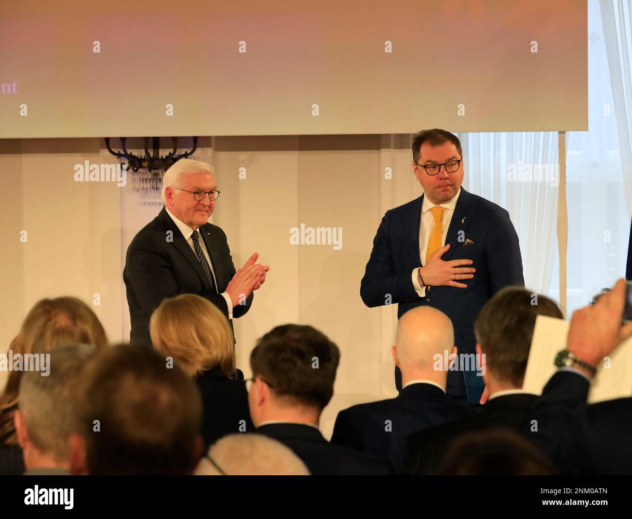 Berlin, Allemagne, 24 février 2023.au Palais Bellevue, résidence officielle du Président allemand, de nombreux hommes politiques allemands ainsi que l'ambassadeur ukrainien à Berlin se réunissent pour une cérémonie de commémoration centrale. Banque D'Images
