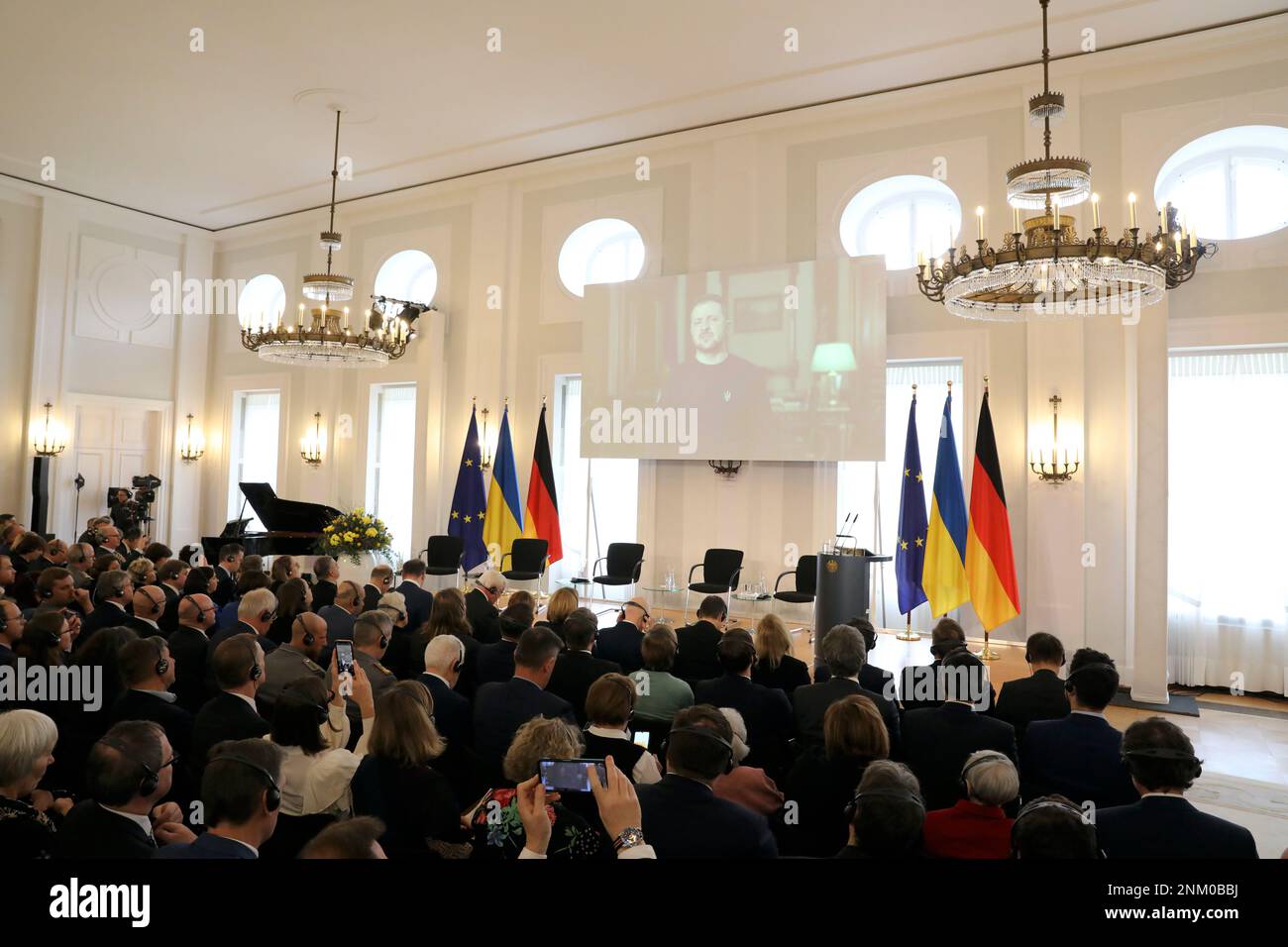 Berlin, Allemagne, 24 février 2023.au Palais Bellevue, résidence officielle du Président allemand, de nombreux hommes politiques allemands ainsi que l'ambassadeur ukrainien à Berlin se réunissent pour une cérémonie de commémoration centrale. Banque D'Images