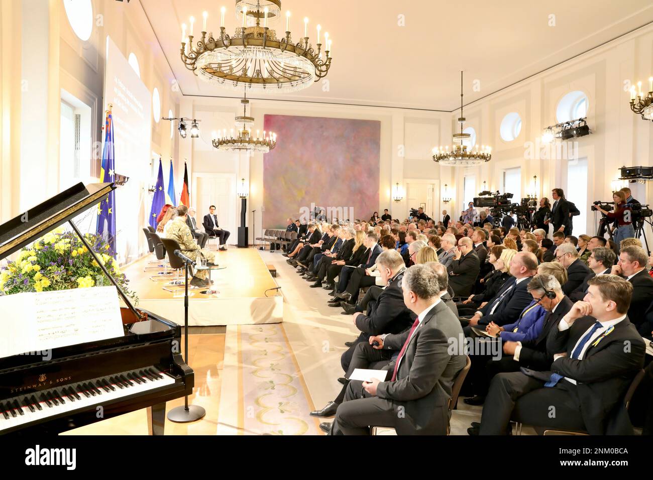 Berlin, Allemagne, 24 février 2023.au Palais Bellevue, résidence officielle du Président allemand, de nombreux hommes politiques allemands ainsi que l'ambassadeur ukrainien à Berlin se réunissent pour une cérémonie de commémoration centrale. Banque D'Images