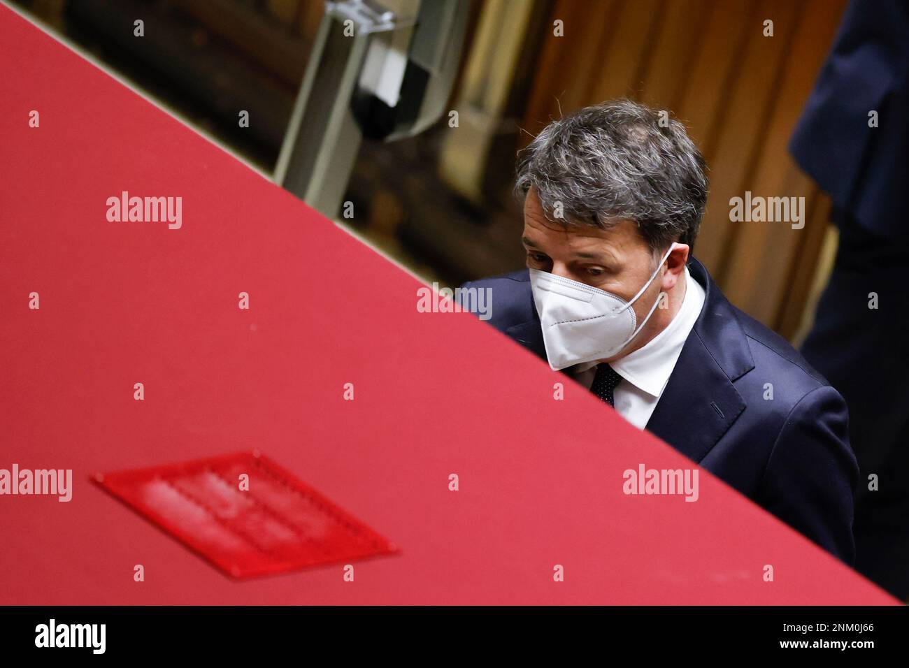 Member of Parliament Matteo Renzi prepares to cast his ballot in the Italian parliament, in Rome, Monday, Jan. 24, 2022, where the 13th president of Italy will be elected. The first round of voting for Italy's next president opens Monday without a clear slate of candidates. Political parties held internal meetings over the weekend but were keeping the names of possible candidates close to their vests. (Yara Nardi, Pool Photo via AP) Banque D'Images