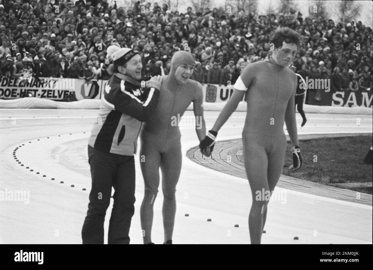 Pays-Bas Histoire: Hommes Allround Speed ​​Skating Championnats du monde à Heerenveen. L'entraîneur Egbert van 't Oever, Hilbert van der Duim et Tom Erik Oxholm (Norvège) après l'étape décisive dans les 10000 mètres ca. 2 mars 1980 Banque D'Images