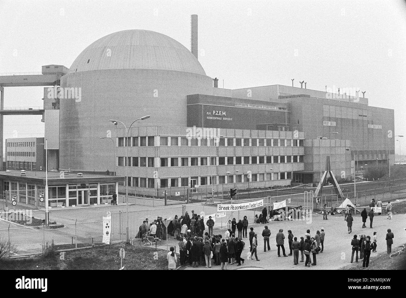 Les groupes d'action contre l'énergie nucléaire bloquent l'accès à la centrale nucléaire de Borssele; vue d'ensemble du blocus et du CA central. Mars 1980 Banque D'Images