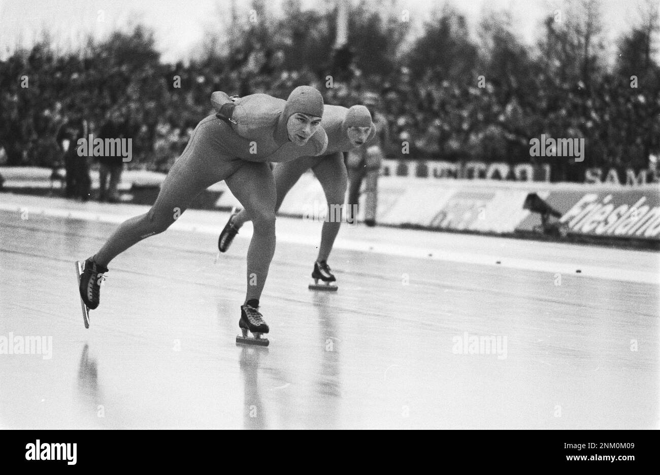 Pays-Bas Histoire: Hommes Allround Speed ​​Skating Championnats du monde à Heerenveen. Hilbert van der Duim en action sur les 10000 mètres. Derrière lui Tom Erik Oxholm (Norvège) ca. 2 mars 1980 Banque D'Images