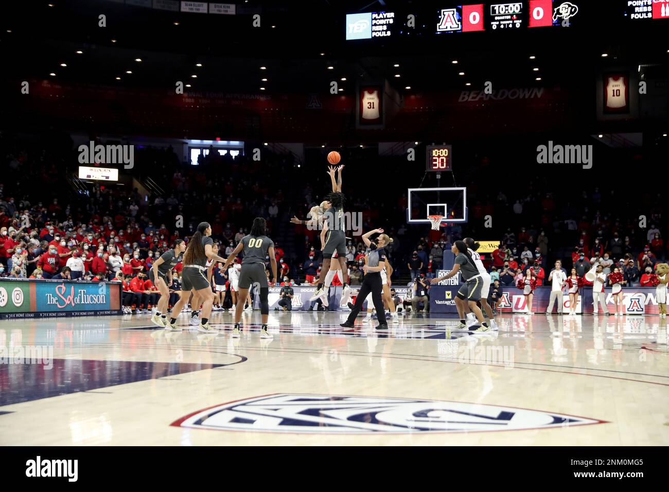 TUCSON, AZ - JANUARY 23: Tip off of a basketball game between the University of Colorado Buffalos and the University of Arizona Wildcats on January 23, 2022, at McKale Center in Tucson, Arizona. (Photo by Christopher Hook/Icon Sportswire) (Icon Sportswire via AP Images) Banque D'Images