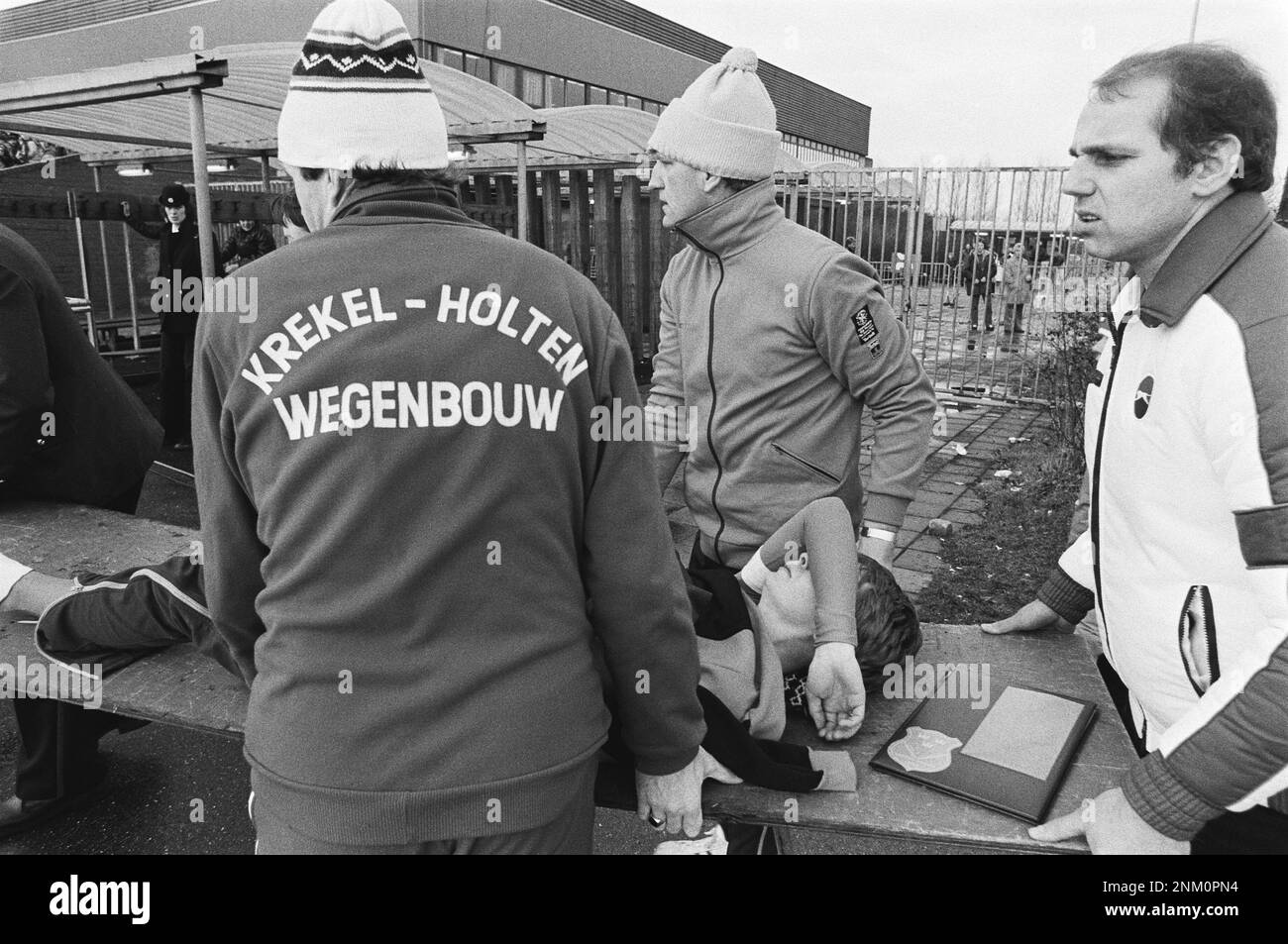 Pays-Bas Histoire : championnats de patinage néerlandais à la Haye. Haitske Valentijn-Pijlman après sa chute dans les 1000 mètres ca. 6 janvier 1980 Banque D'Images
