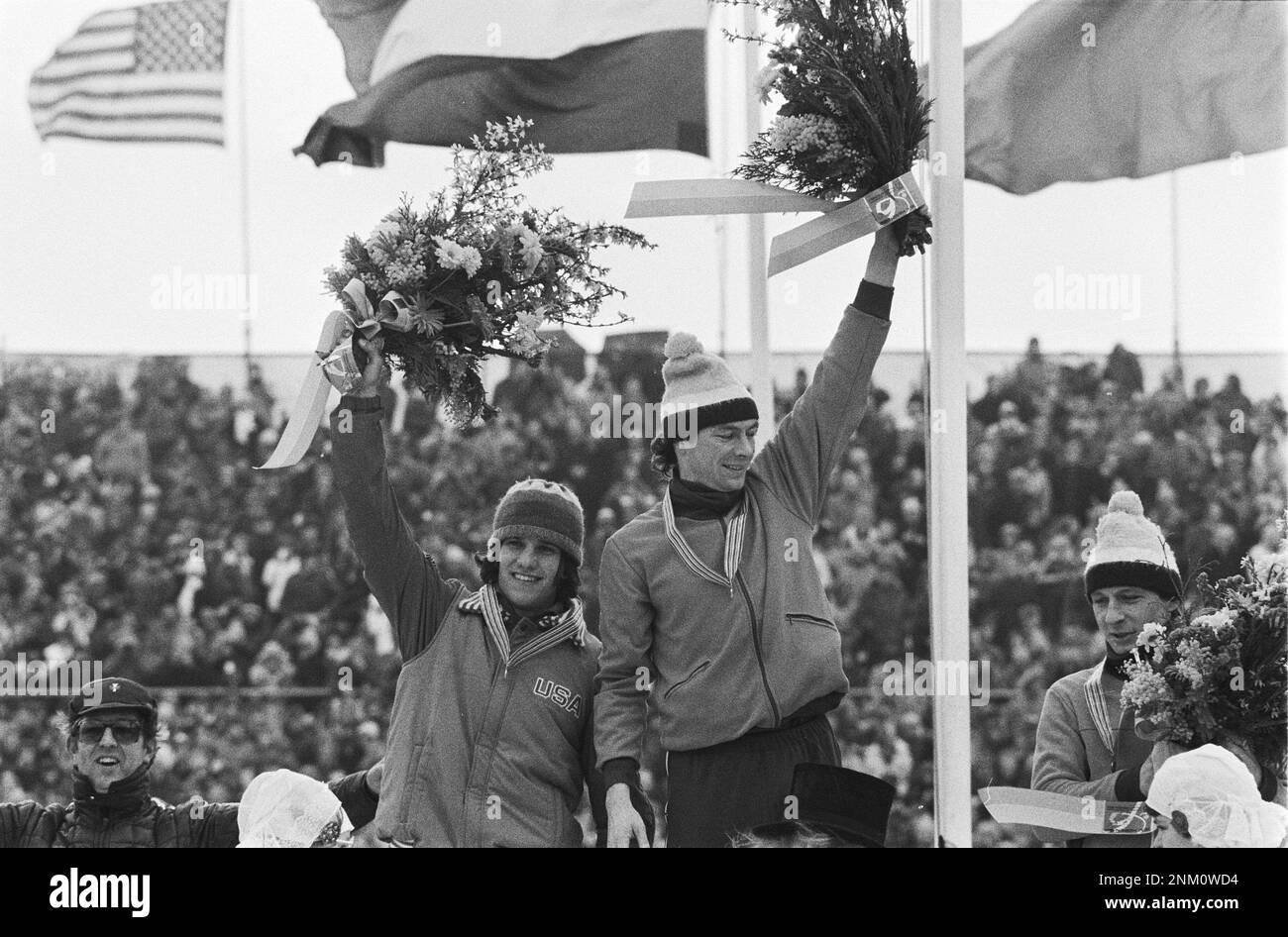Pays-Bas Histoire: Hommes Allround Speed ​​Skating Championnats du monde à Heerenveen. Cérémonie de remise des prix des 1500 mètres. De gauche à droite: Eric Heiden (États-Unis, deuxième), Hilbert van der Duim (premier) et Yep Kramer (troisième) ca. 2 mars 1980 Banque D'Images