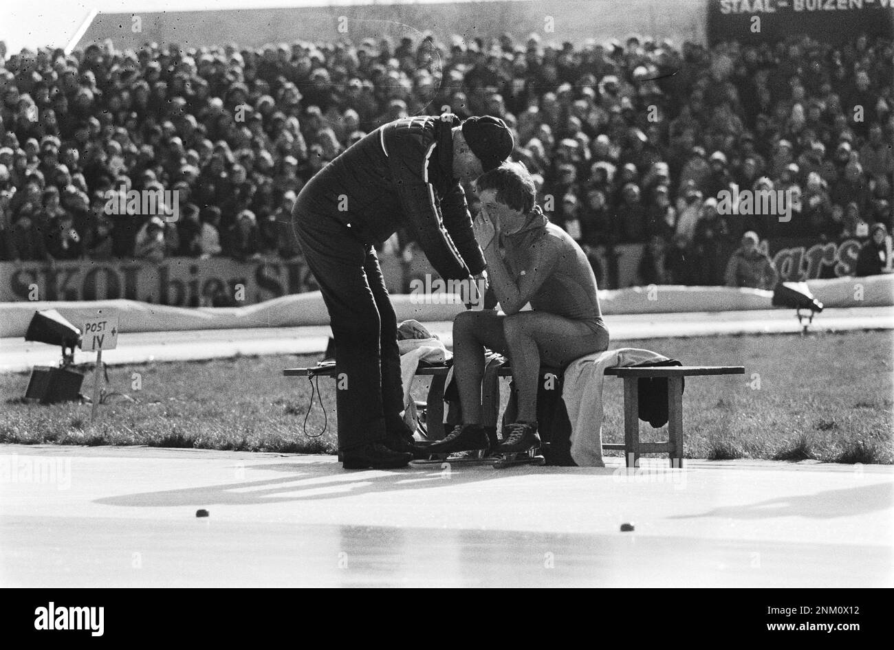 Pays-Bas Histoire: Hommes Allround Speed ​​Skating Championnats du monde à Heerenveen. Yep Kramer déçu après sa disqualification dans les 500 mètres ca. 1 mars 1980 Banque D'Images