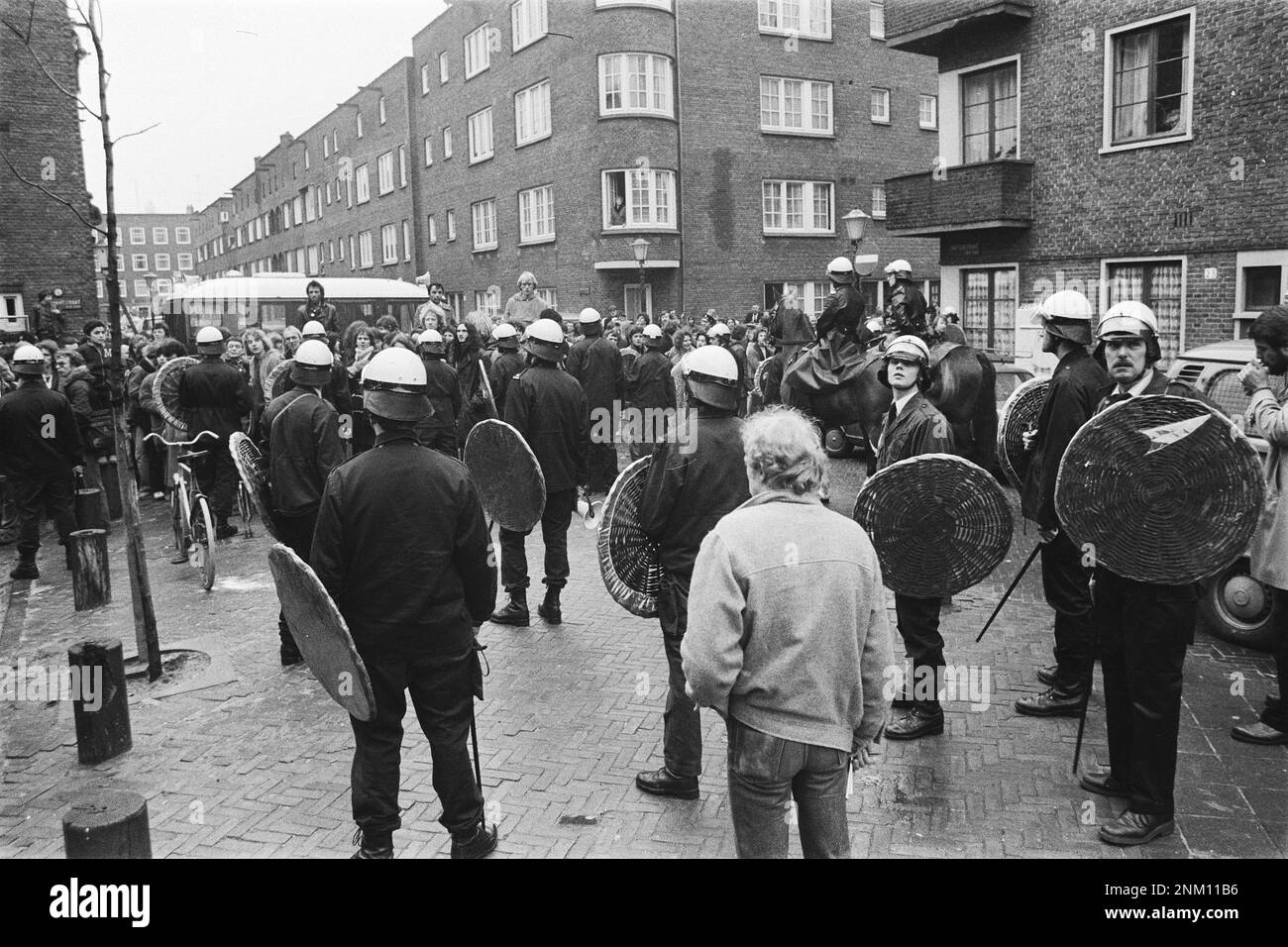 Pays-Bas Histoire: MOI évacuez 11 squatters sur la Savierstraat à Amsterdam; la police, les squatters et les spectateurs autour des bâtiments évacués ca. 8 février 1980 Banque D'Images