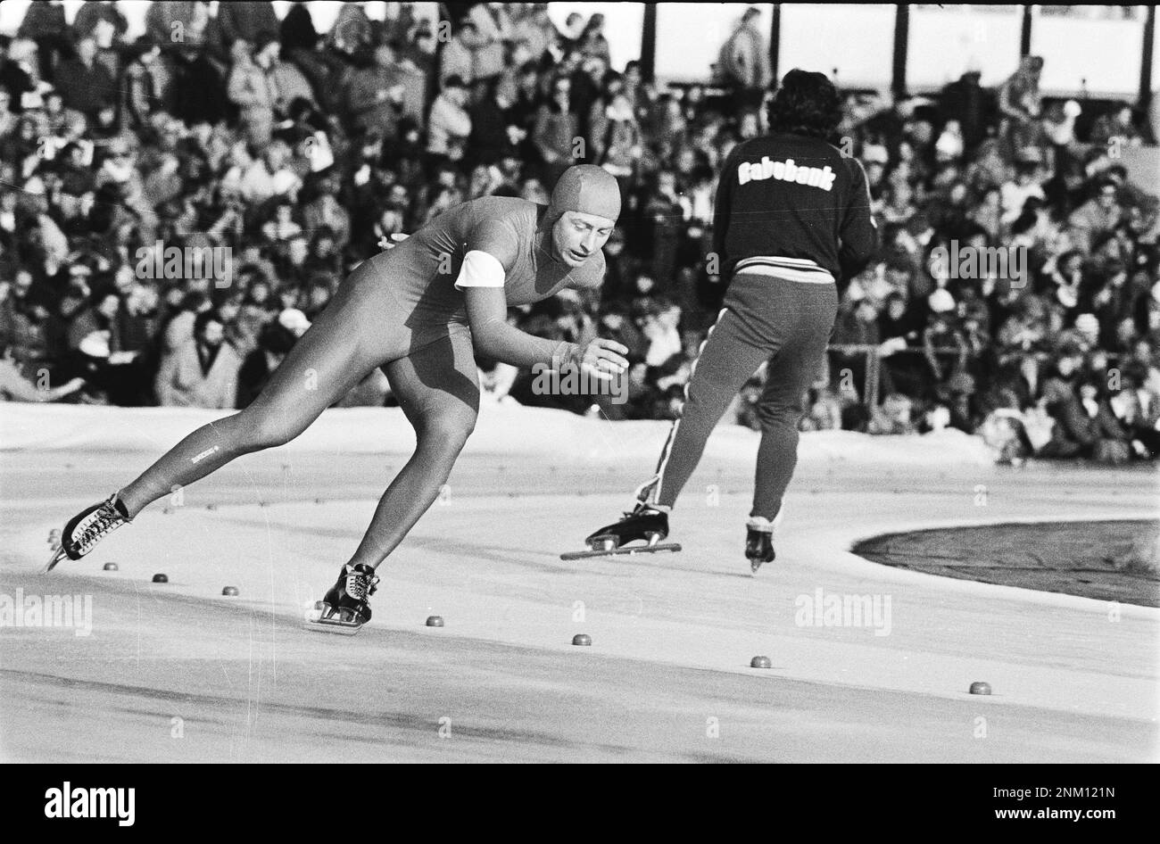 Championnat du monde de vitesse Allround ​​Skating pour hommes à Heerenveen. Amund Sjobrend (Norvège) en action vers. 1 mars 1980 Banque D'Images