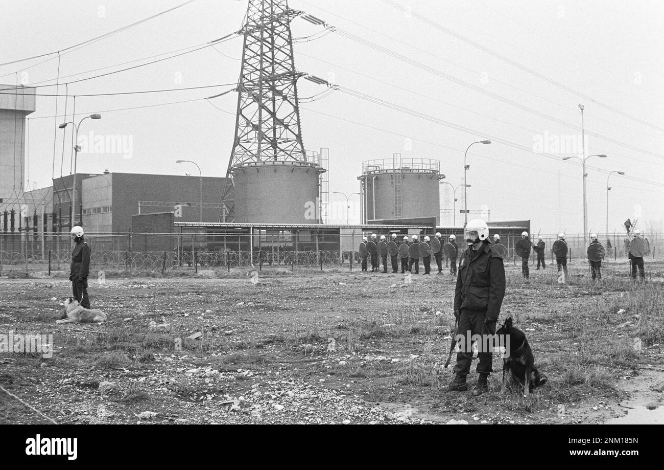 Pays-Bas Histoire: Les groupes d'action anti-énergie nucléaire bloquent l'accès à la centrale nucléaire de Borssele; unité mobile pour central (y compris les chiens) ca. Mars 1980 Banque D'Images