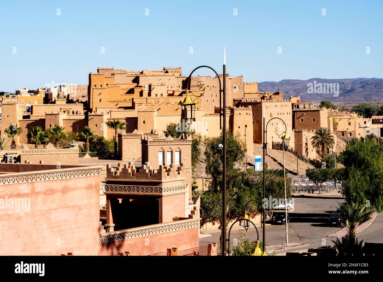 Arosa, Marokko, Südmarokko, Ouarzazate, neue Gebäude, Dahinter die Kasbah Taourirt Banque D'Images