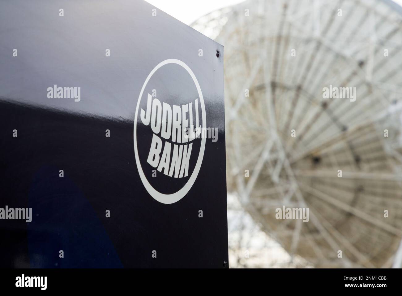 Panneau d'information touristique et le radiotélescope géant Lovell sur le site de Jodrell Bank, Cheshire, Royaume-Uni. Le cadre qui soutient la parabole est clairement visible de l'arrière / de l'arrière / du côté. (133) Banque D'Images