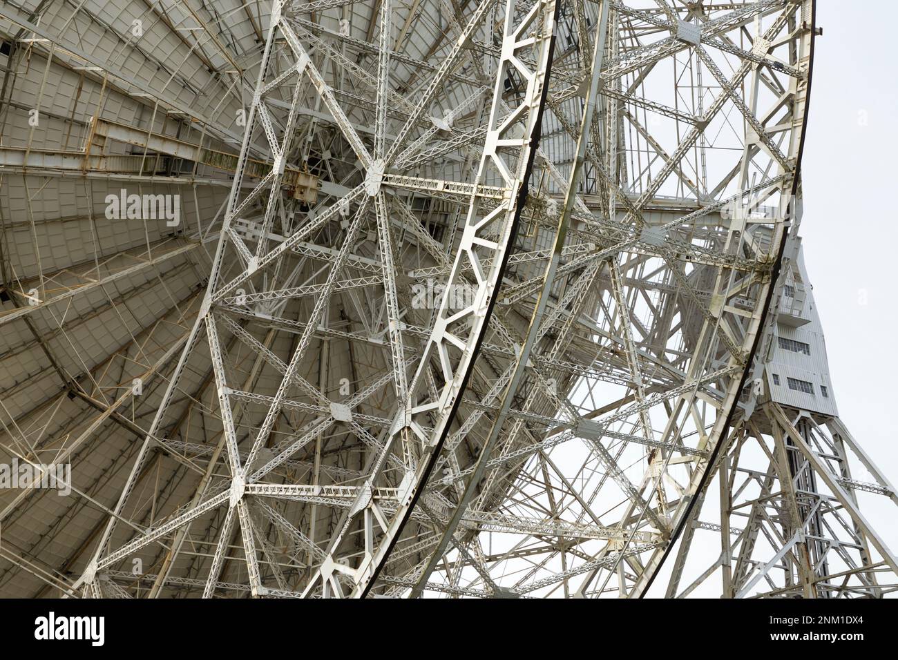 Le radiotélescope géant Lovell sur le site de Jodrell Bank, Cheshire, Royaume-Uni. Le cadre qui soutient la parabole est clairement visible de l'arrière / de l'arrière / du côté. (133) Banque D'Images