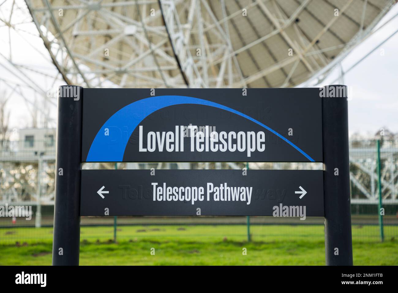 Panneau d'information touristique et le radiotélescope géant Lovell sur le site de Jodrell Bank, Cheshire, Royaume-Uni. Le cadre qui soutient la parabole est clairement visible de l'arrière / de l'arrière / du côté. (133) Banque D'Images
