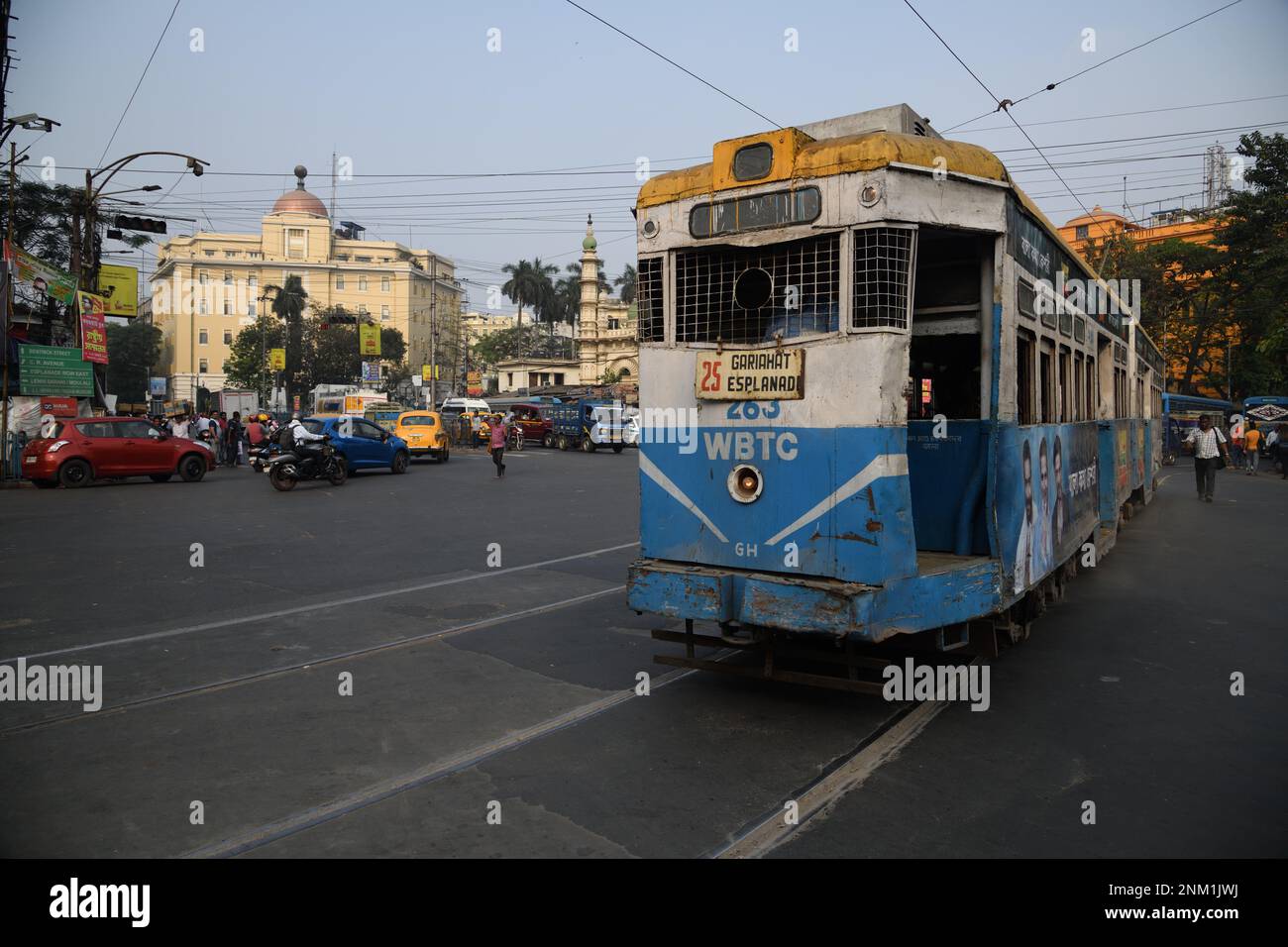 Kolkata, Inde. 24th févr. 2023. Kolkata observer 150 ans de Calcutta Tramways. Où le premier tramway, une voiture tirée par un cheval, a roulé sur les voies le 24th février 1873, dans la Calcutta britannique (Kolkata). Deux conducteurs de tramway de Melbourne, en Australie, sont arrivés (pas sur cette photo) pour participer à la célébration du sesqucentenaire des tramways de Kolkata. (Photo de Biswarup Ganguly/Pacific Press) crédit: Pacific Press Media production Corp./Alay Live News Banque D'Images