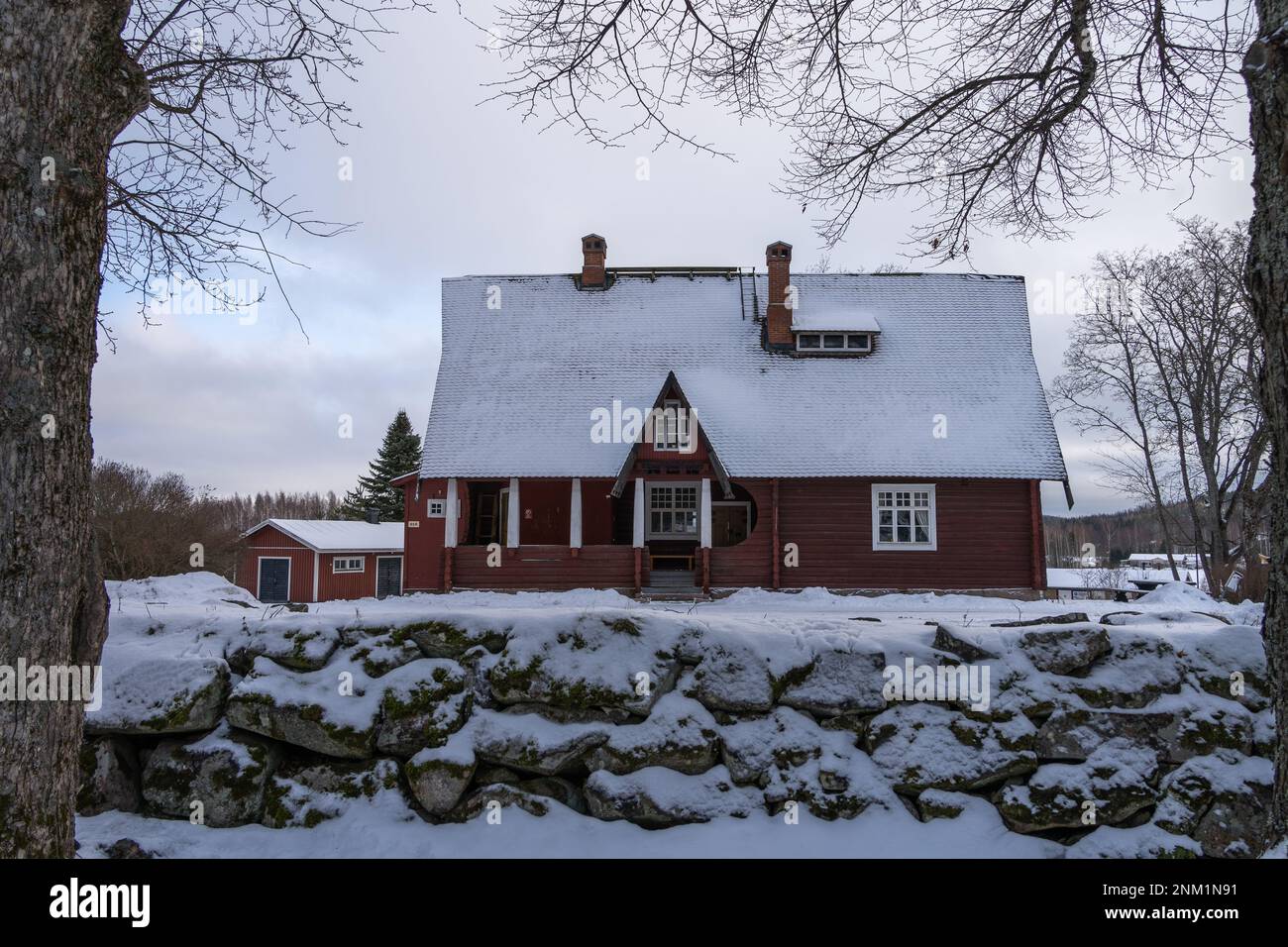 Ancienne maison municipale, maison historique en rondins en hiver. Hollola KK, Hollola, Finlande. 7 février 2022. Banque D'Images