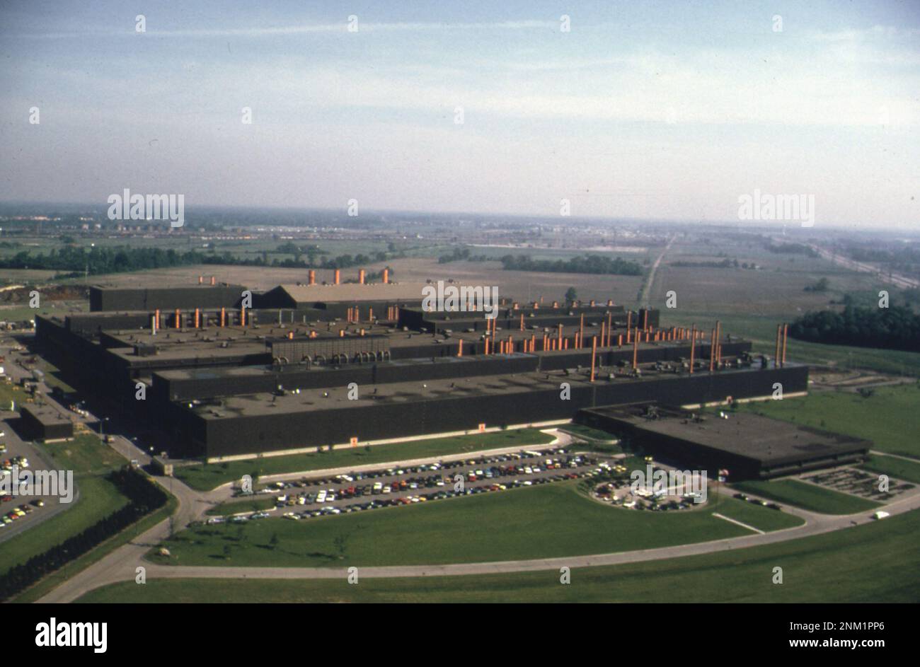 1970s Amérique : usine de coulage de métal fonctionnant à plein régime. L'équipement de contrôle environnemental a considérablement réduit les émissions de CA. 1973 Banque D'Images