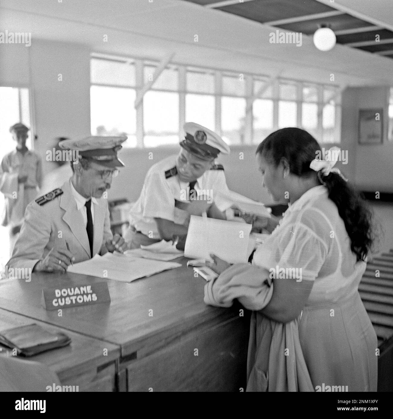 Douane à l'aéroport de Zanderij au Suriname vers le 1 octobre 1955 Banque D'Images