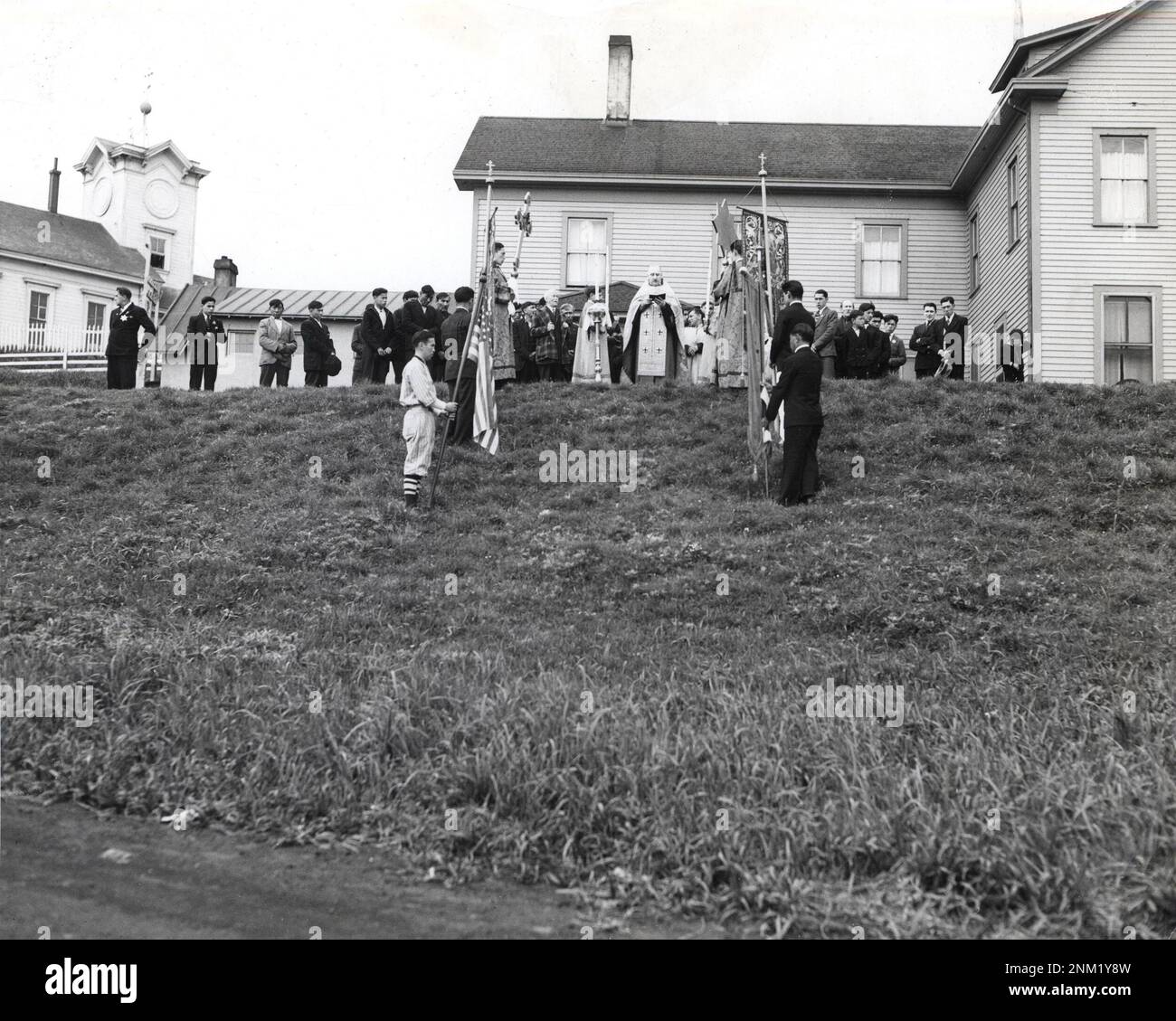 Le prêtre orthodoxe russe menant la cérémonie le 4th juillet, St. Île Paul, Alaska, env. 1950 Banque D'Images