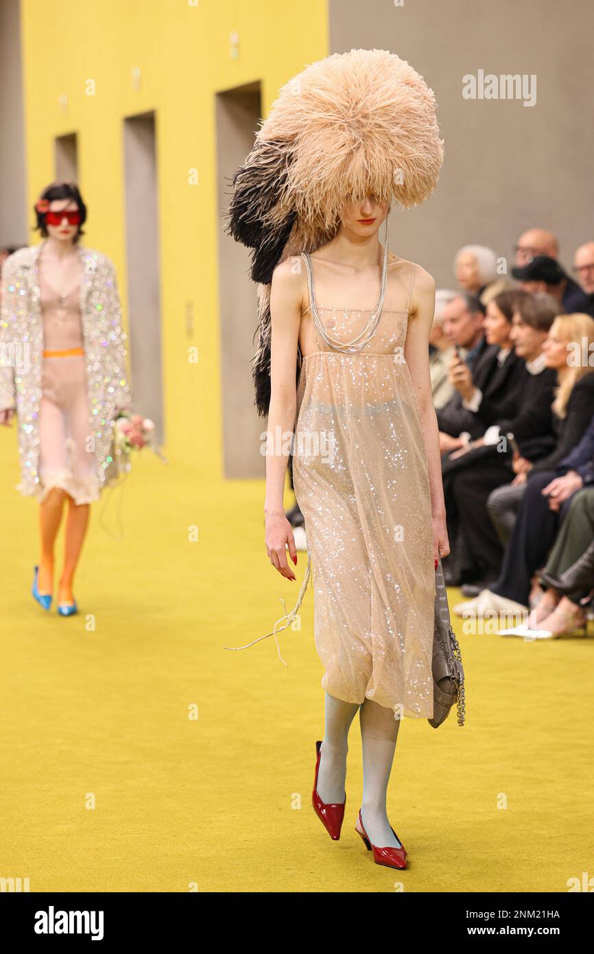 Milan, Italie, 24 février 2023. Un mannequin marche sur la piste du défilé  de mode de Gucci pendant la semaine de la mode de Milan automne-hiver  2023-24, Milan, 24 février 2023. Photo